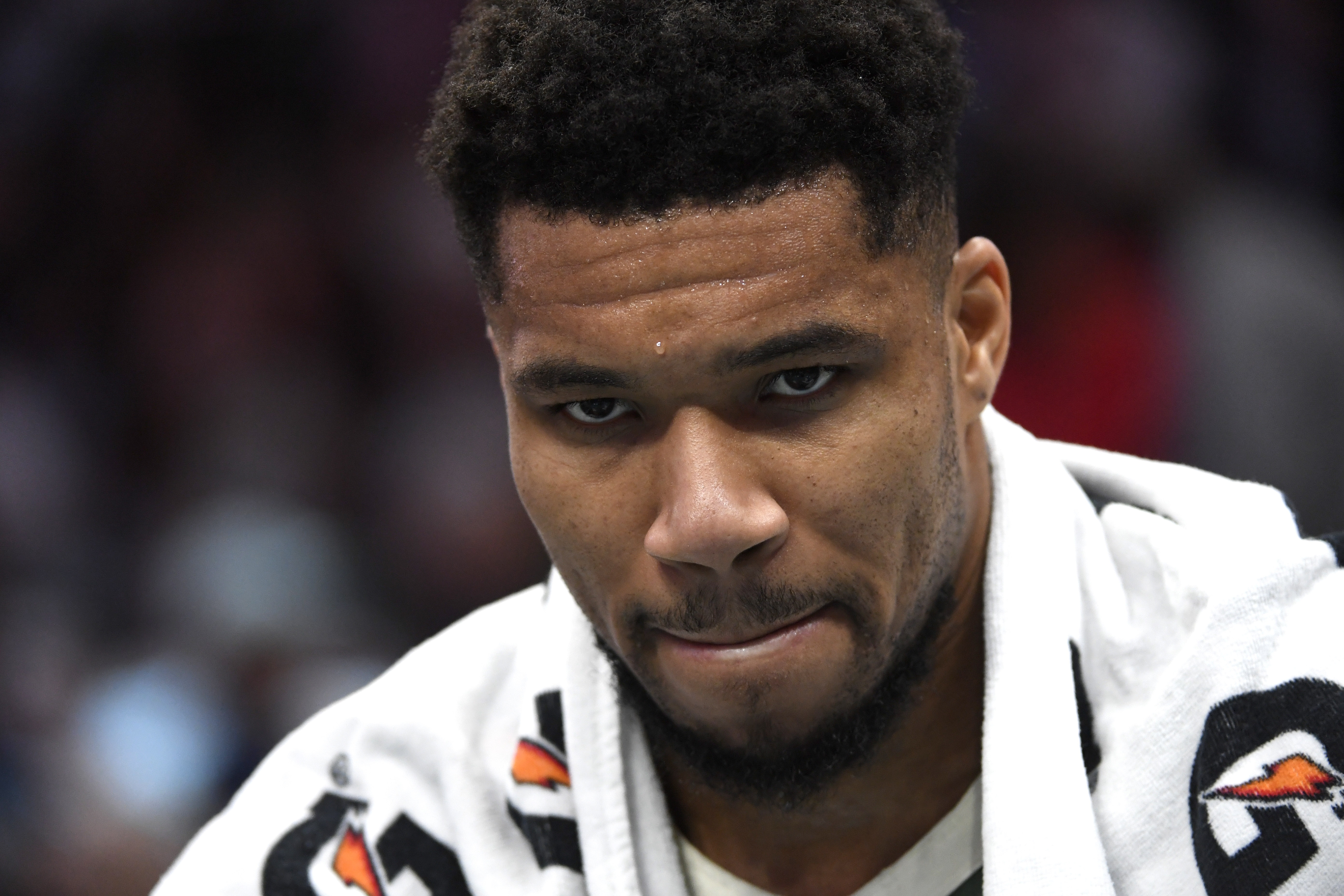 虎扑官网-无心恋战?字母哥最后时刻伤退&8中4拿到22分13板7助 罚球16中14